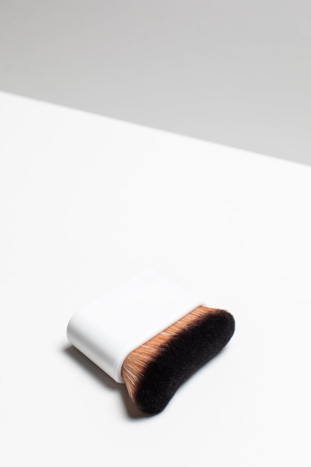 Tinge Body Brush, Large Kabuki Brush, Ideal For Blending Body Makeup, Foundation, Self Tanner & Bronzing, Streak Free & Mess Free, Make Up Brush With Soft, Durable Bristles For Smooth, Even Coverage